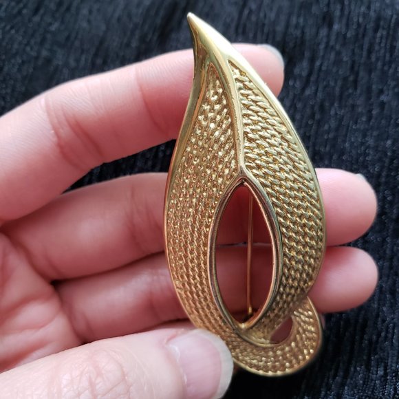 Gold Tone Abstract Swirl Pin Brooch - Picture 4 of 7